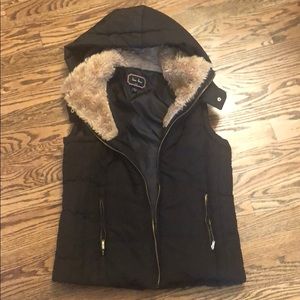 Vest with faux fur